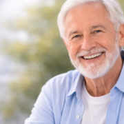 homme ayant une contre indication aux implants dentaires