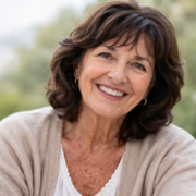 femme expliquant combien de temps on peut rester sans dent avant un implant dentaire