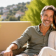 Couple de 50 ans souriante bénéficiant d'implants dentaires all on 4 et all on six